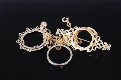 Lot 407 - A 9ct gold half sovereign brooch (lacking...