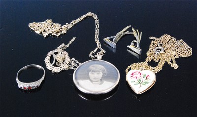 Lot 421 - Assorted costume jewellery to include a small...