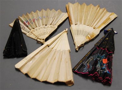 Lot 383 - An early 20th century lady's fan, having...