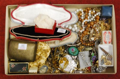 Lot 390 - A ladies faux pearl single string necklace on...