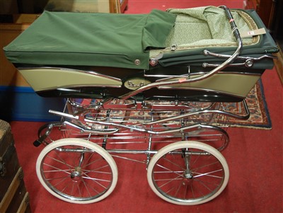 Lot 1079 - A mid-20th century Silver Cross pram