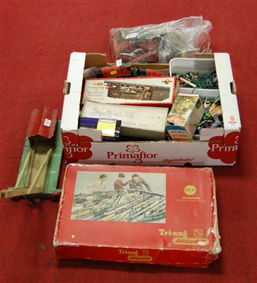 Lot 551 - A boxed Triang Railways 00 gauge electronic...