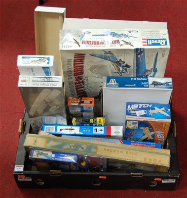 Lot 643 - A box containing a quantity of plastic and...