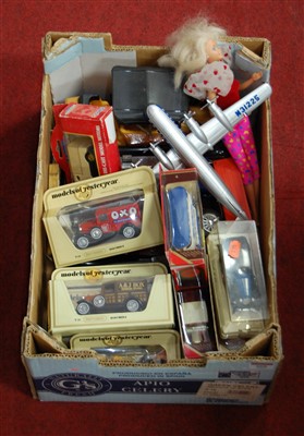 Lot 668 - A box containing a quantity of mixed boxed and...