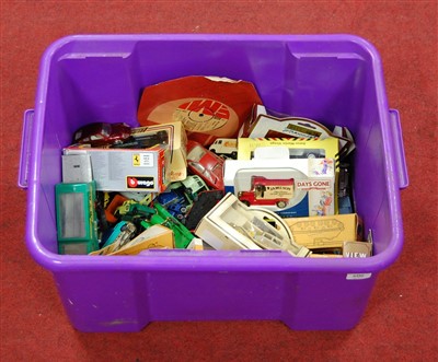 Lot 606 - A box of mainly loose and playworn modern...
