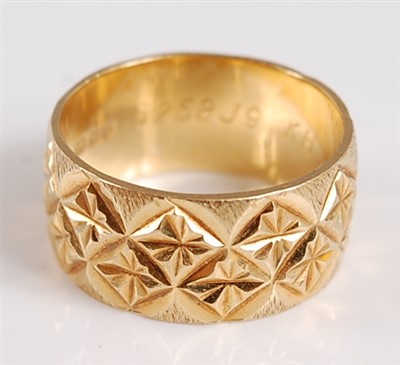 Lot 2527 - An 18ct yellow gold wedding band, with a...