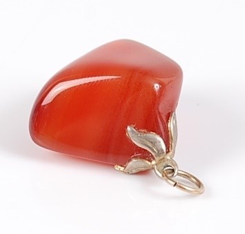 Lot 327 - A polished agate pendant, with white metal...