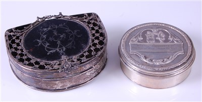 Lot 1133 - A George V silver trinket box and cover, of...