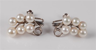 Lot 2618 - A pair of white metal floral spray pearl...