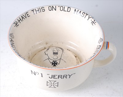Lot 14 - A Crown Devon Fielding's novelty chamber pot,...