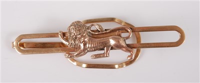 Lot 2707 - A 9ct gold British Lions tie-clip, 11.6g,...