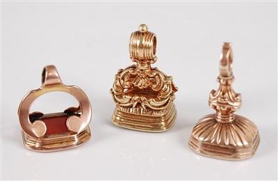 Lot 2723 - A Victorian yellow metal and bloodstone set...
