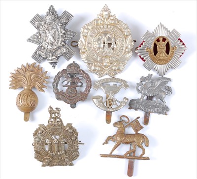 Lot 32 - A collection of cap badges and insignia to include