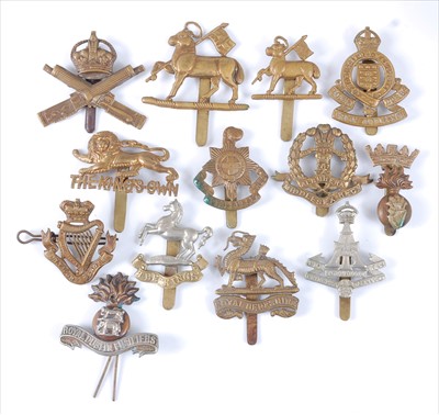 Lot 34 - A collection of cap badges and insignia to include