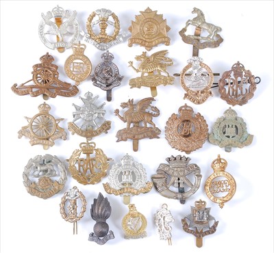 Lot 42 - A collection of cap badges, cloth badges and buttons to include