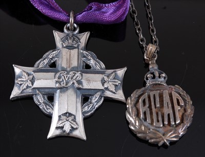 Lot 215 - A WW II Canadian silver memorial cross