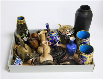 Lot 213 - A box of miscellaneous items to include modern...