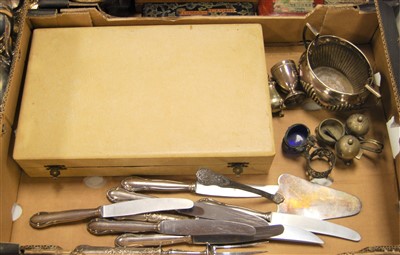 Lot 269 - A box of miscellaneous items, to include a...