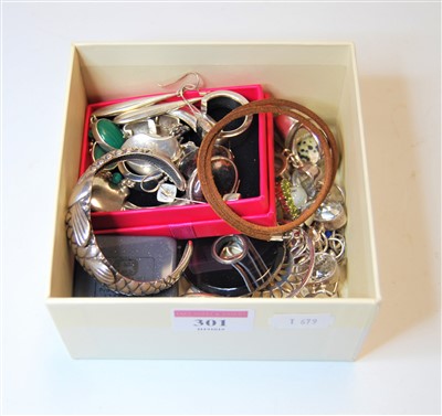 Lot 301 - A small collection of assorted silver and...