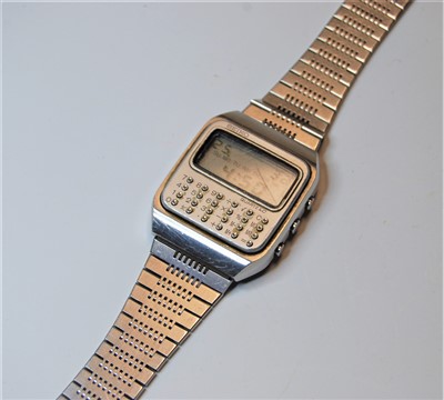 Lot 329 - A gentleman's steel cased Seiko quartz LC...