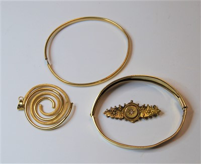 Lot 330 - A ladies 15ct gold brooch of elliptical form...