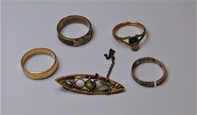 Lot 338 - A Victorian yellow metal mourning band having...