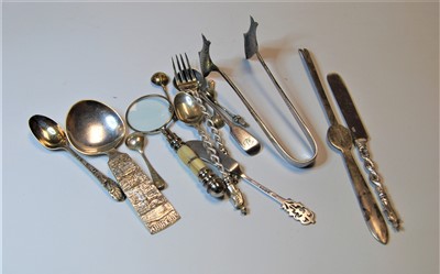Lot 351 - A small collection of loose silver and silver...