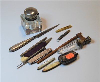 Lot 354 - A small collection of miscellaneous items, to...
