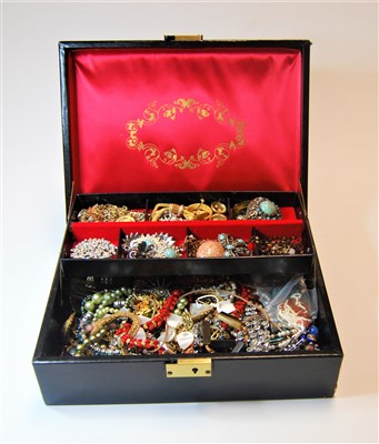 Lot 360 - A leather clad jewellery box and contents, to...