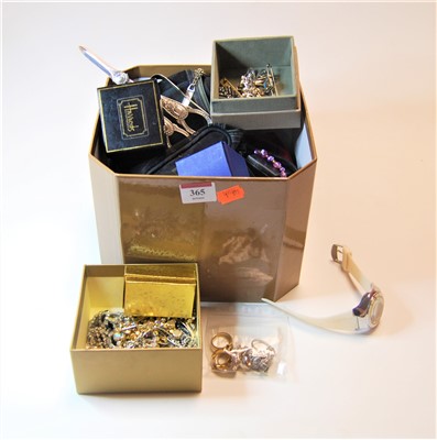 Lot 365 - A box of miscellaneous items, to include...