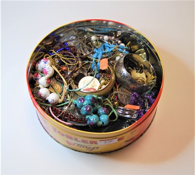 Lot 370 - A box of miscellaneous costume jewellery, to...