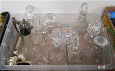 Lot 421 - A box of miscellaneous items to include a...