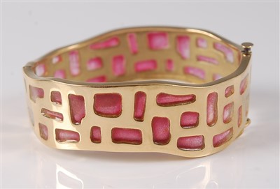 Lot 2212 - A yellow metal hinged oval bangle, featuring a...