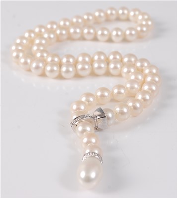 Lot 1192 - A single row cultured pearl Lariat style...