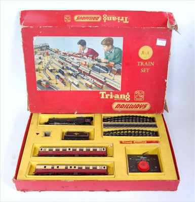 Lot 612 - Triang R0, R1X and R3A train sets (all FG-BPF)