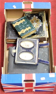 Lot 68 - A box of miscellaneous items, to include a...
