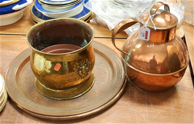 Lot 138 - A small collection of metal ware to include...