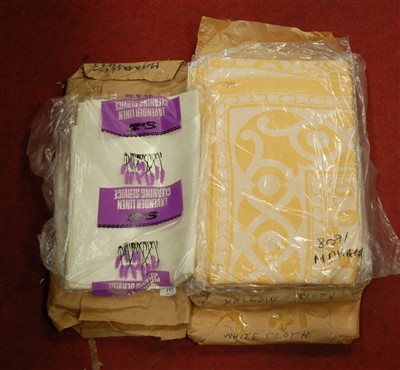 Lot 193 - A small collection of lace and linen to...