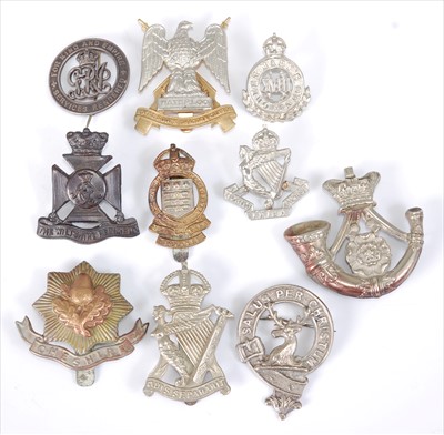 Lot 116 - A collection of loose cap badges, cloth badges and formation signs