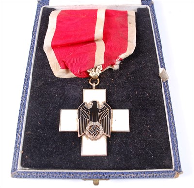 Lot 268 - A German Red Cross Order neck badge