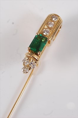 Lot 2216 - A yellow metal, emerald and diamond stick pin,...