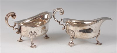 Lot 2112 - A pair of Edwardian silver sauceboats, in the...