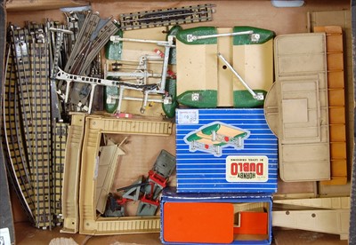 Lot 664 - Tray containing quantity of clean Hornby Dublo...
