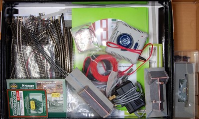 Lot 693 - Graham Farish by Bachmann 370-025 box outer...