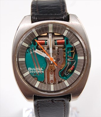 Lot 2075 - A stainless steel Bulova Accutron quartz...