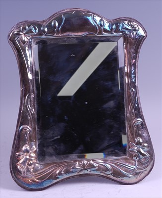 Lot 119 - An Art Nouveau style embossed silver mounted...