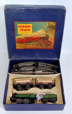 Lot 582 - 1947-54 MO passenger set green MO loco and...