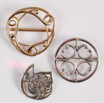 Lot 159 - Ola Gorie (Scottish b.1937) - a 9ct gold...