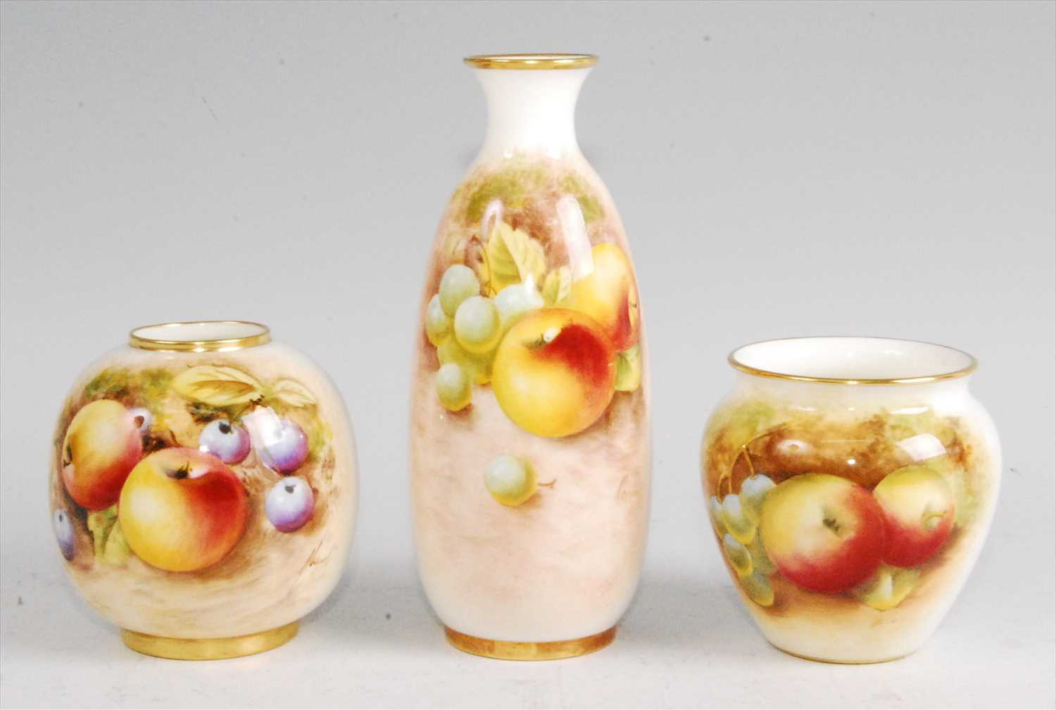 Lot 1086 - A Worcester porcelain bottle vase, shape...
