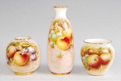 Lot 1086 - A Worcester porcelain bottle vase, shape...